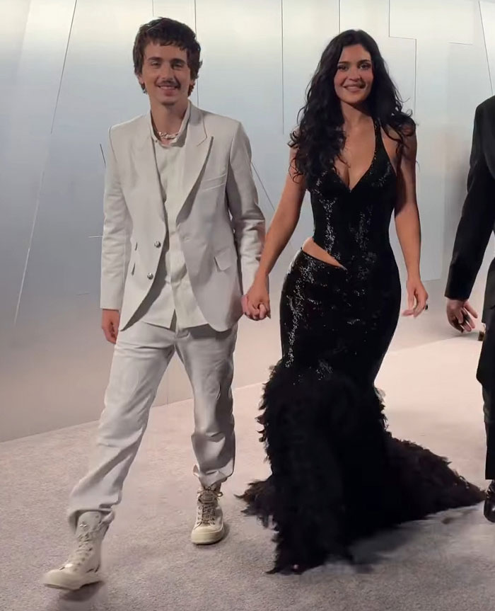 "Watch His Face": Fans Claim This Was The Exact Moment Timothée Chalamet Realized 'The Kardashian Curse' Is Real