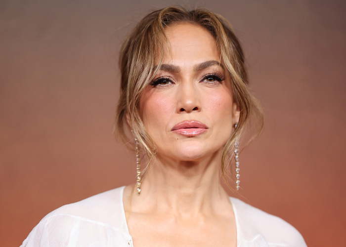 "É por isso que ela não consegue manter um homem": Jennifer Lopez, 56, bateu brutalmente por causa de sua ousada roupa de palco