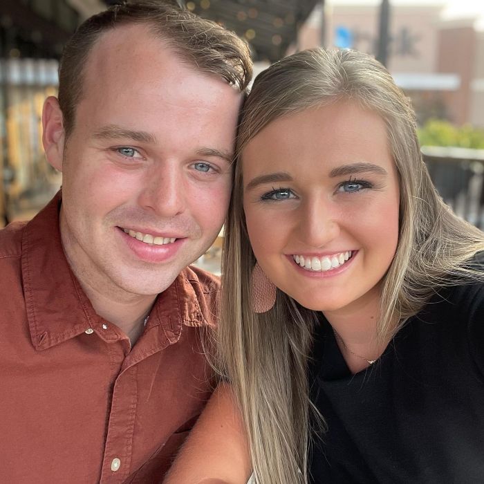A irmã de Joseph Duggar, Jill, sorrindo de perto com um homem em um ambiente ao ar livre com luzes de fundo desfocadas. A irmã de Joseph Duggar, Jill, sorrindo de perto com um homem em um ambiente ao ar livre com luzes de fundo desfocadas.