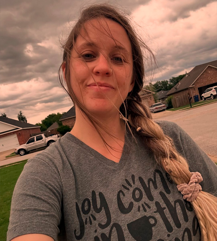 Jill Duggar ao ar livre com cabelos trançados, vestindo uma camisa cinza, falando abertamente após a prisão de Joseph Duggar por crime. Jill Duggar ao ar livre com cabelos trançados, vestindo uma camisa cinza, falando abertamente após a prisão de Joseph Duggar por crime.