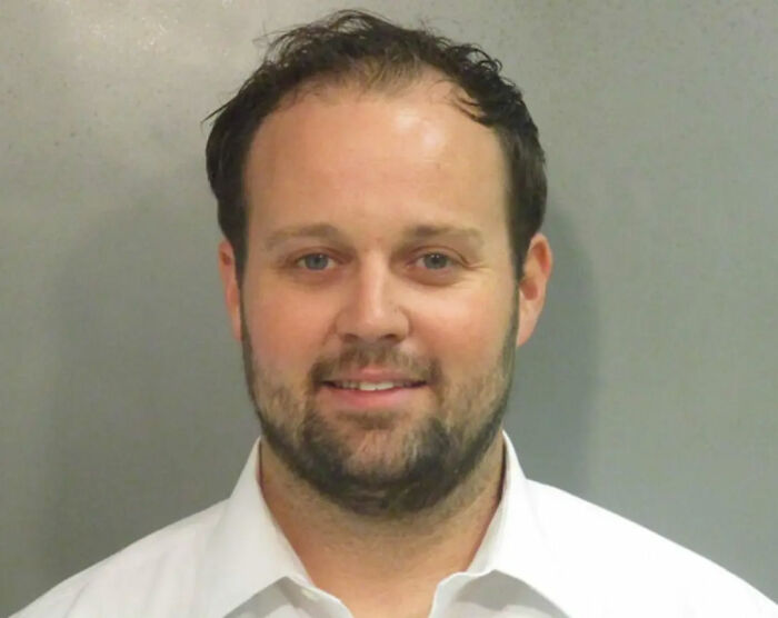 O infrator condenado Josh Duggar quebra o silêncio sobre a prisão do irmão mais novo Joseph por crime perturbador