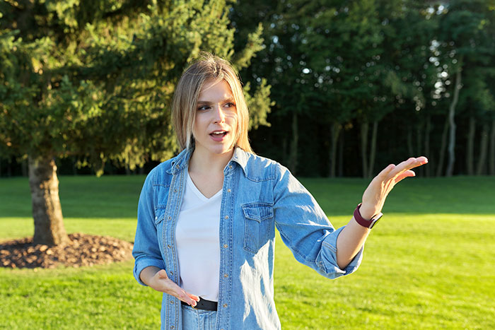 Mulher ao ar livre usando sua inteligência, explicando uma lição sobre estacionamento justo com motocicletas em um parque verde. Mulher ao ar livre usando sua inteligência, explicando uma lição sobre estacionamento justo com motocicletas em um parque verde.