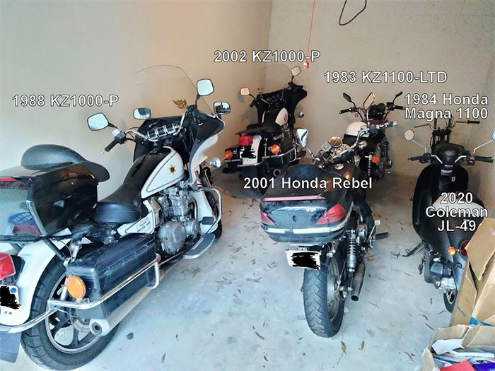 Sete motocicletas estacionadas ordenadamente em uma garagem, destacando o uso inteligente das motocicletas por uma mulher para estacionamento justo. Sete motocicletas estacionadas ordenadamente em uma garagem, destacando o uso inteligente das motocicletas por uma mulher para estacionamento justo.