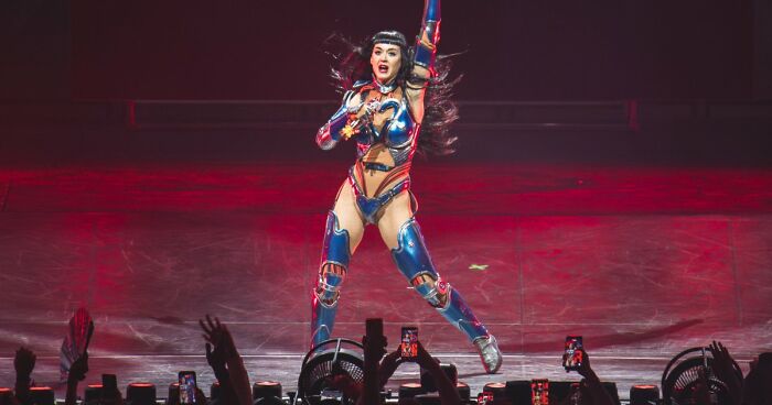 “Toby The 80-Year-Man Trapped In A Chihuahua Body”: 81 Hilarious Dogs Being Their Goofy Selves (New Pics)