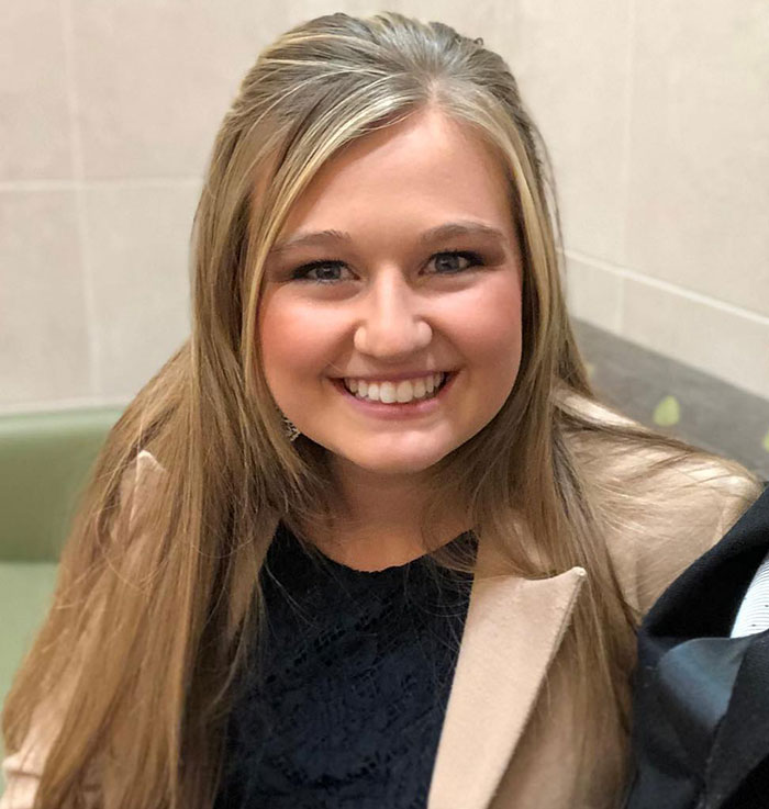 Kendra Duggar sorrindo dentro de casa, relacionado às imagens da prisão da esposa de Joseph Duggar e à controvérsia perturbadora das alegações.