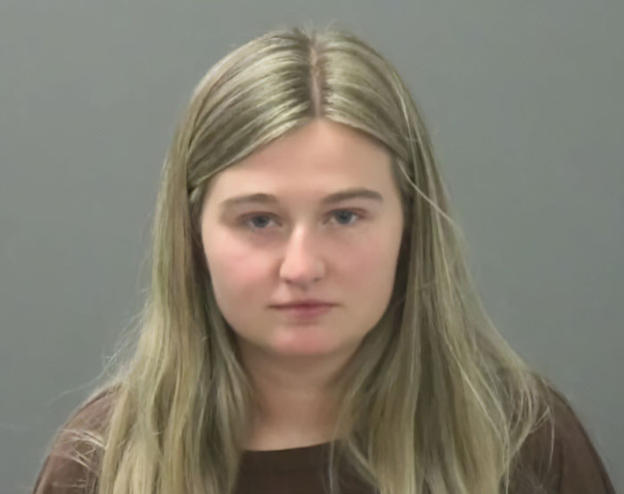 Kendra Duggar em uma foto estilo mugshot relacionada às imagens da prisão da esposa de Joseph Duggar e às alegações perturbadoras.