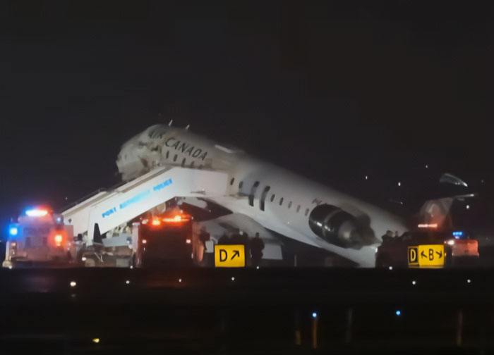 Áudio arrepiante de controle de tráfego aéreo lançado após trágico acidente de avião da Air Canada no aeroporto de LaGuardia Áudio arrepiante de controle de tráfego aéreo lançado após trágico acidente de avião da Air Canada no aeroporto de LaGuardia