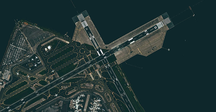 Vista aérea da pista e pistas de táxi do Aeroporto LaGuardia com aeronaves da Air Canada estacionadas em meio a discussões com especialistas em aviação. Vista aérea da pista e pistas de táxi do Aeroporto LaGuardia com aeronaves da Air Canada estacionadas em meio a discussões com especialistas em aviação.