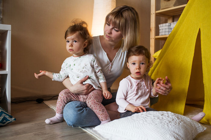 Entitled Mom Dumps Kids On 21YO For Free Babysitting, Rages When Unsupervised Brats Destroy The Home