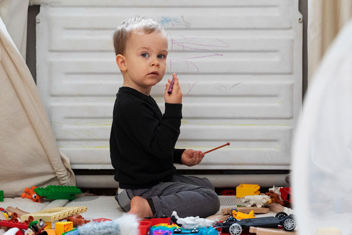 Entitled Mom Dumps Kids On 21YO For Free Babysitting, Rages When Unsupervised Brats Destroy The Home