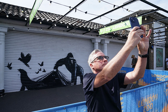 Fãs de Banksy convencidos de que sua arte cairá em valor depois que uma investigação bombástica desmascarou sua verdadeira identidade