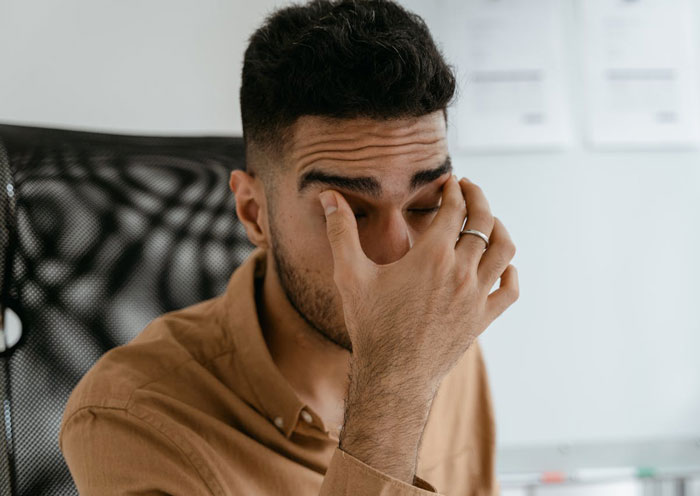 Family Ignores All Booking Warnings, Then Demands To Stay With Couple In Their Hotel Room