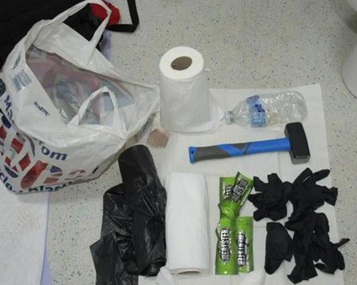 Misógino aberto, 18 anos, descobre o destino depois de fazer a própria mãe como refém e acabar com sua vida