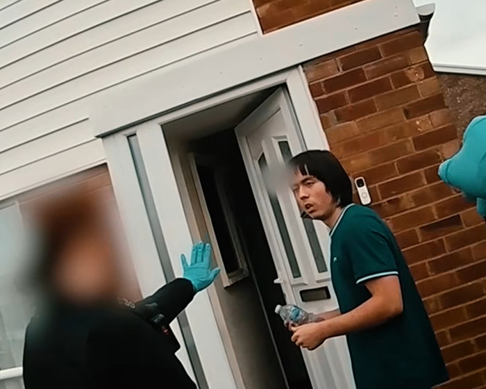 Misógino aberto, 18 anos, descobre o destino depois de fazer a própria mãe como refém e acabar com sua vida