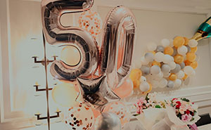 Man Doesn’t Care If Mom’s Birthday Upstages His Wedding, Regrets It When Guests Start Comparing: “Huge Jerk”