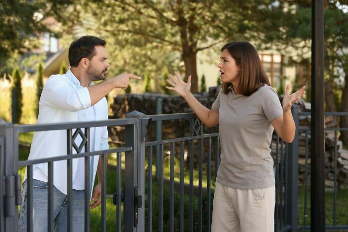 Male Karen Blames His Neighbor For An Accident Caused By Delivery Driver, She Bursts Into Tears