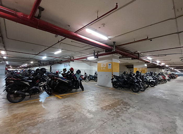 Mulher usando sua inteligência e sete motocicletas para ensinar ao vizinho uma lição sobre estacionamento justo em uma garagem subterrânea. Mulher usando sua inteligência e sete motocicletas para ensinar ao vizinho uma lição sobre estacionamento justo em uma garagem subterrânea.