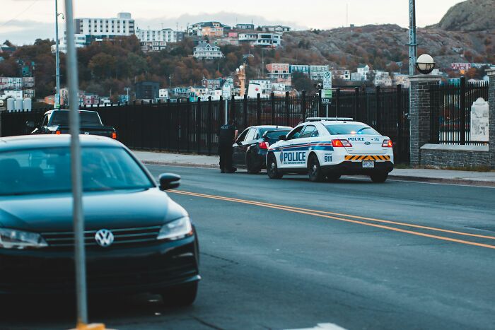 Police officer talking to a driver during a traffic stop, illustrating criminals who tried to cover up their crimes.