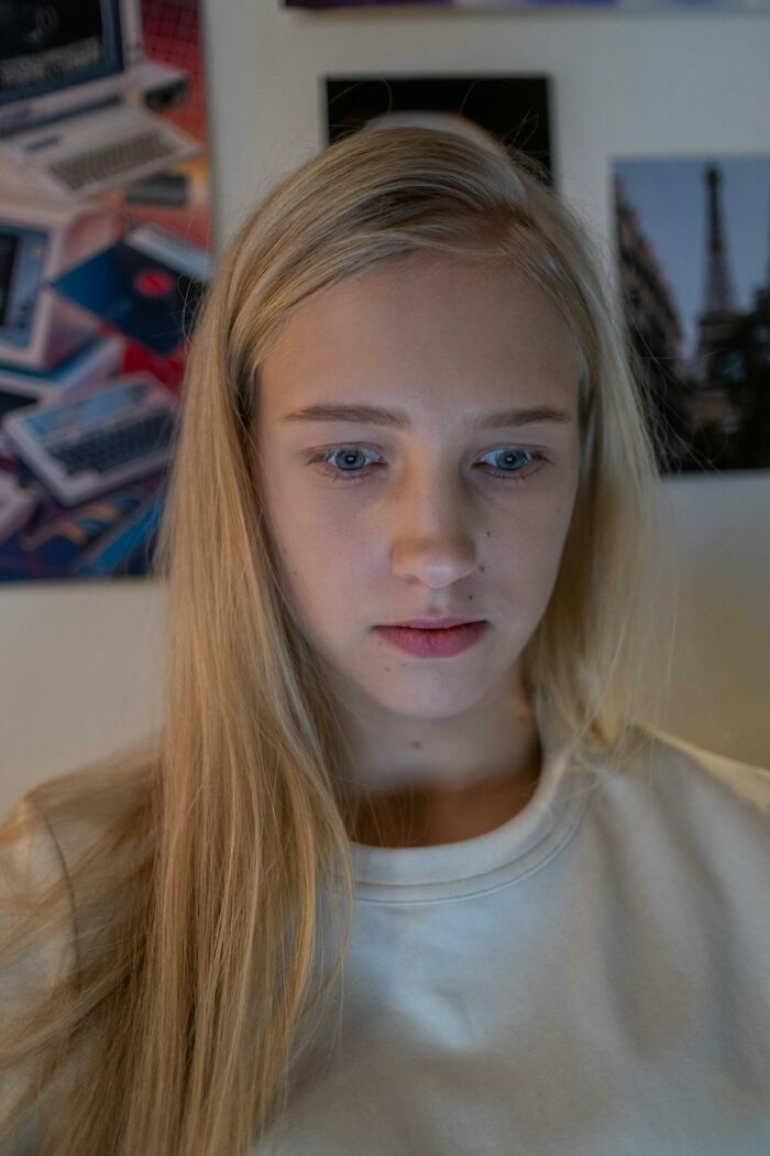 Young woman looking concerned while using a laptop, illustrating the impact of disastrous first dates on dating experiences.