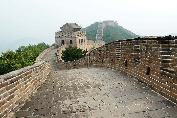 Great Wall of China with misty background highlighting popular myths about iconic landmarks around the world.