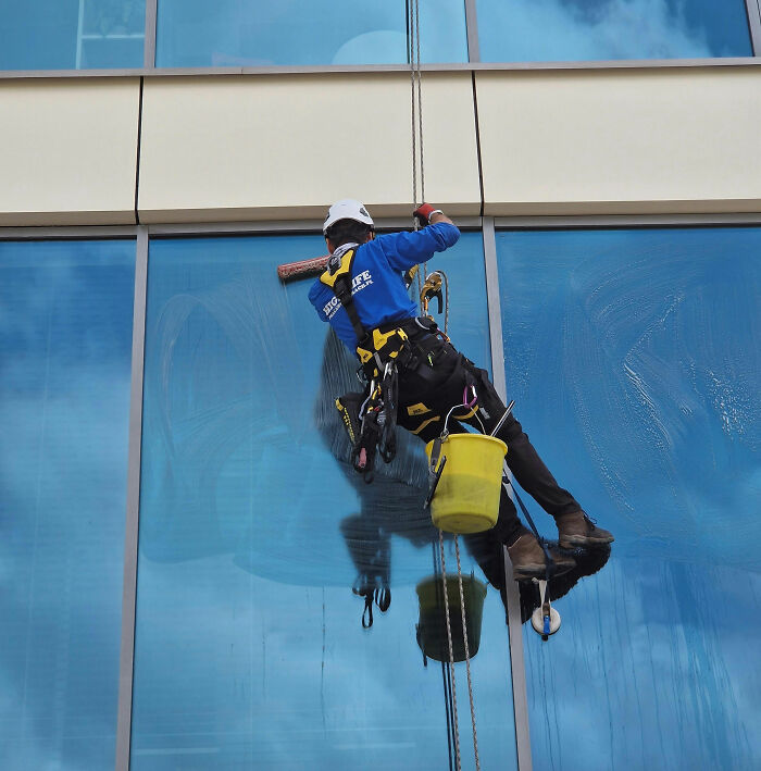 “Hilariously Awkward”: 37 Things Window Cleaners Didn’t Expect To See While On The Job