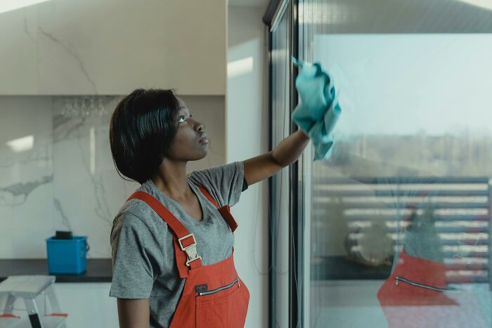 “Hilariously Awkward”: 37 Things Window Cleaners Didn’t Expect To See While On The Job