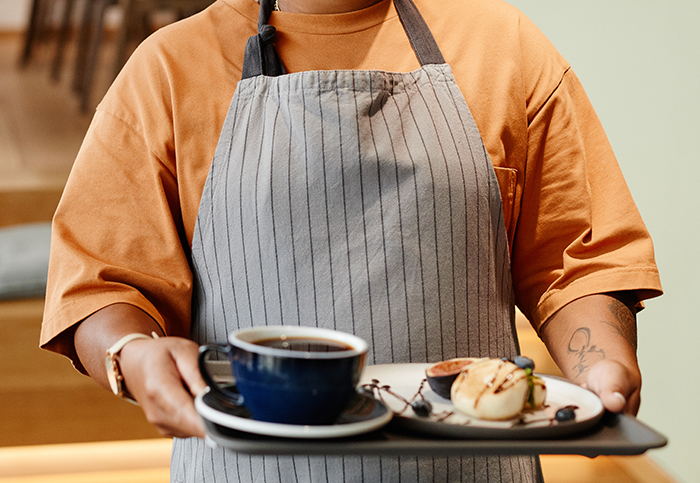 Plus-Size Employee Threatens To Quit If Boss Doesn&rsquo;t Change Her Uniform, The Internet Takes Boss&rsquo; Side