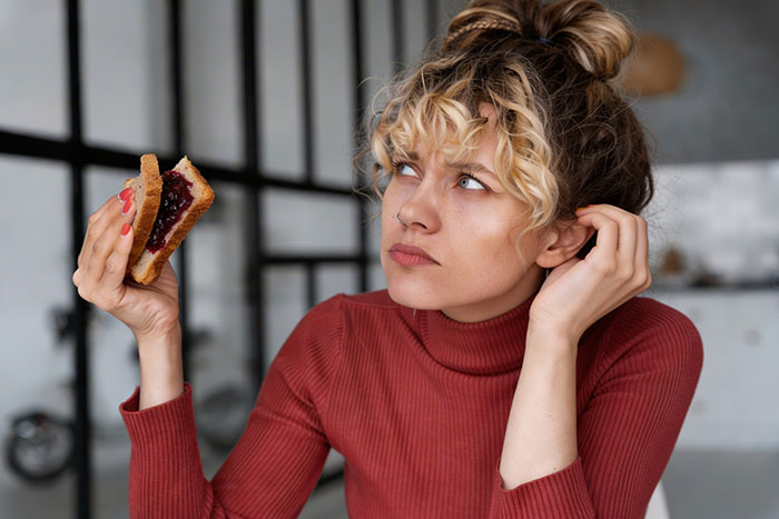Lady Won't Stop Eating Peanut Butter Because Roomie's Unannounced Guest Is Allergic, Drama Ensues