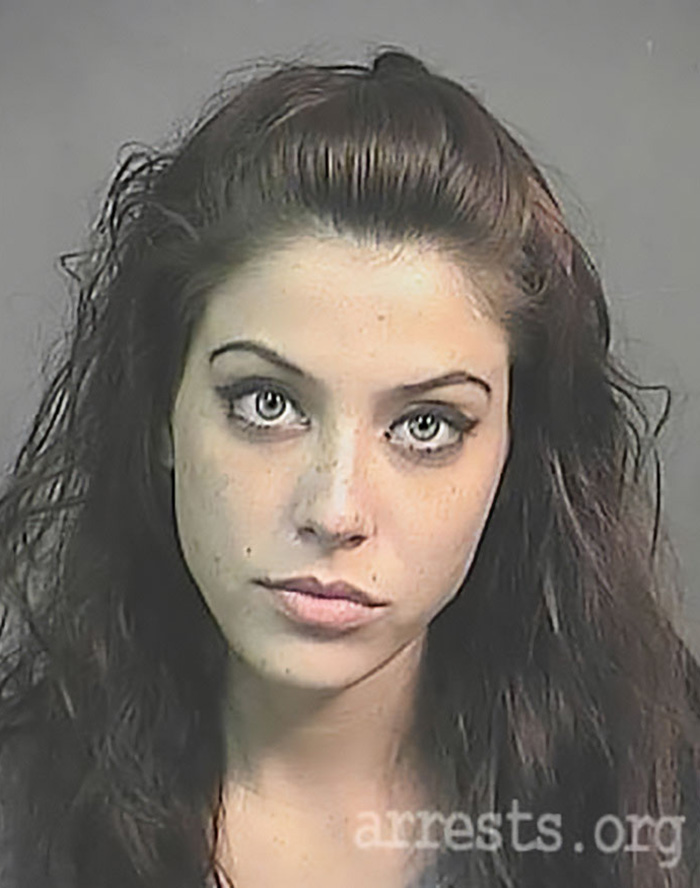 Lembra-se da viral 'Mugshot Beauty'? Esta é a aparência dela 13 anos depois, ao revelar um passado sombrio