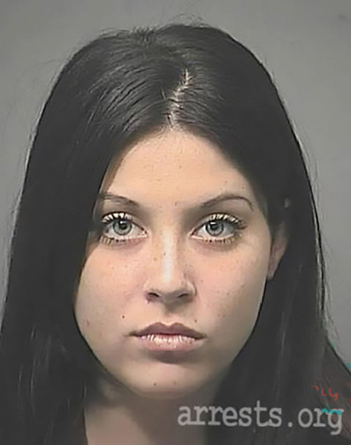 Lembra-se da viral 'Mugshot Beauty'? Esta é a aparência dela 13 anos depois, ao revelar um passado sombrio