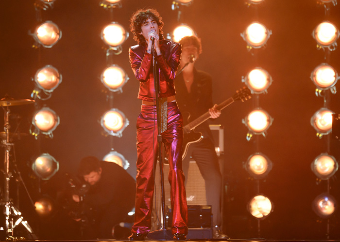 Caos no Brit Awards enquanto o cantor é empurrado para fora do palco no meio da apresentação em um vídeo viral
