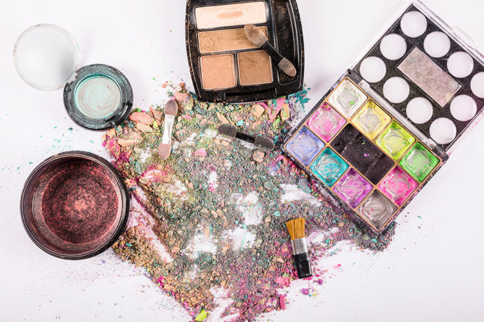 19YO Refuses To See Her 10YO Sis Who Keeps Destroying Her Stuff, Mad As Mom And Dad Push Back