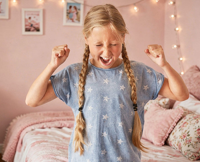 19YO Refuses To See Her 10YO Sis Who Keeps Destroying Her Stuff, Mad As Mom And Dad Push Back