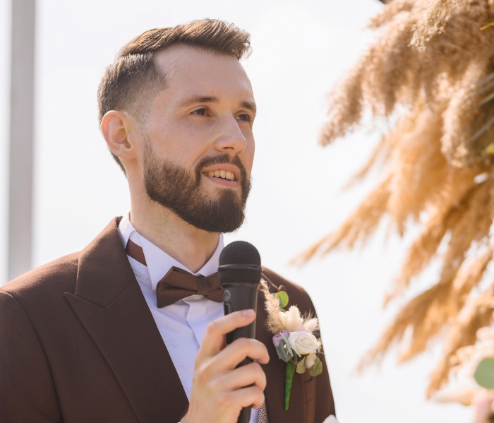 O noivo permite que todos os convidados do casamento saibam exatamente por que seu irmão idiota não está lá