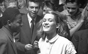 29 Odd Pictures That Have People Convinced Time Travelers Walk Among Us