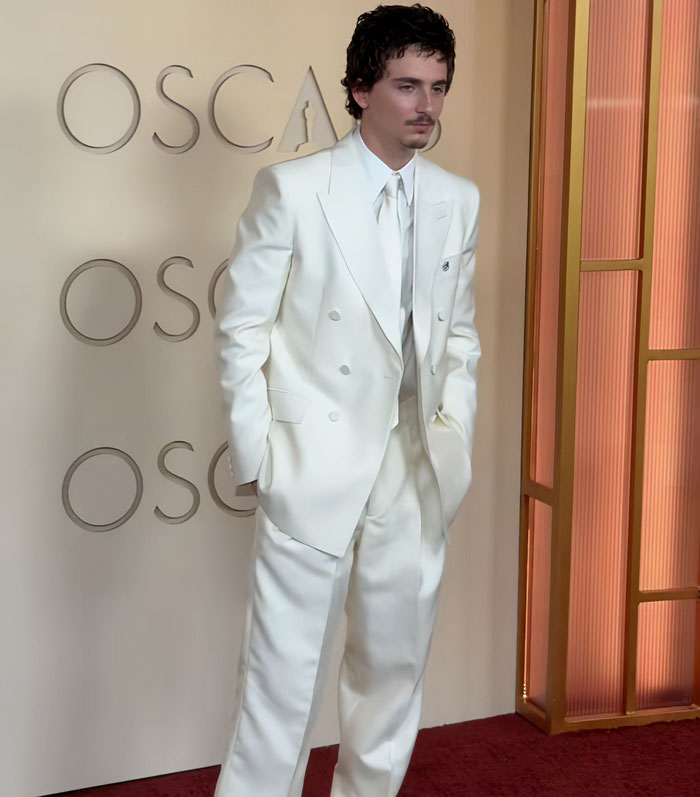 Timothée Chalamet em terno branco no Oscar 2026, notado por um especialista em linguagem corporal por sinais de interação. Timothée Chalamet em terno branco no Oscar 2026, notado por um especialista em linguagem corporal por sinais de interação.
