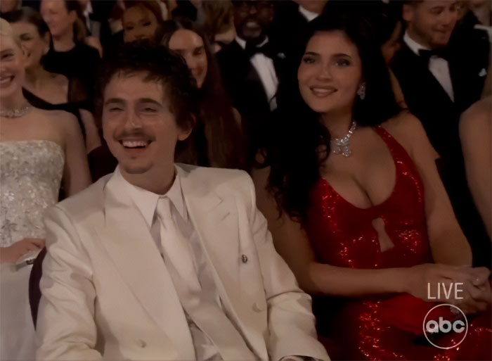 Timothée Chalamet e Kylie Jenner sentados juntos no Oscar 2026, especialista em linguagem corporal percebendo sua interação. Timothée Chalamet e Kylie Jenner sentados juntos no Oscar 2026, especialista em linguagem corporal percebendo sua interação.