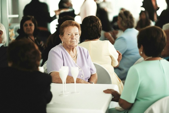 O noivo permite que todos os convidados do casamento saibam exatamente por que seu irmão idiota não está lá