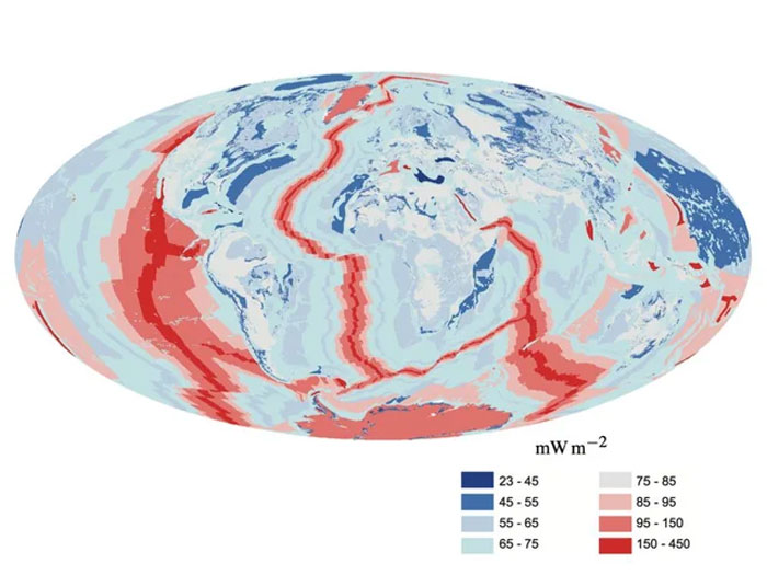 Global map showing heat flow in milliwatts per square meter with tectonic plate boundaries highlighted in red shades.