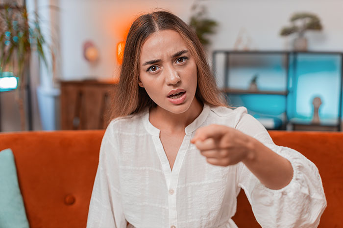 Lady Ends Up Homeless When Sis Kicks Her Fam Out After They Endanger Her Feline Friend