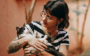 Lady Ends Up Homeless When Sis Kicks Her Fam Out After They Endanger Her Feline Friend