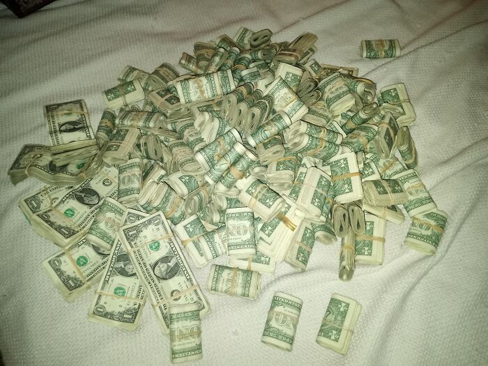 79 People Share The Strange Things Previous Owners Left Behind In Their Homes