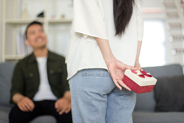 Man Always Finds Something Wrong With Wife&rsquo;s Gifts, Is Upset She Doesn&rsquo;t Want To Gift Him Anything Anymore