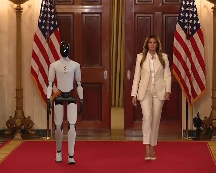 O momento de Melania Trump com o robô fez com que todos percebessem o mesmo detalhe estranho