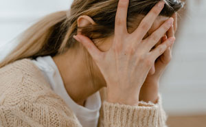 Plus‑Size Woman Traps A Panicking Passenger In Their Seat, Starts Crying When They Ask To Switch Seats