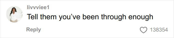 A reclamação viral de uma mulher sobre o traje funerário após a morte do pai provoca reações surpreendentes A reclamação viral de uma mulher sobre o traje funerário após a morte do pai provoca reações surpreendentes