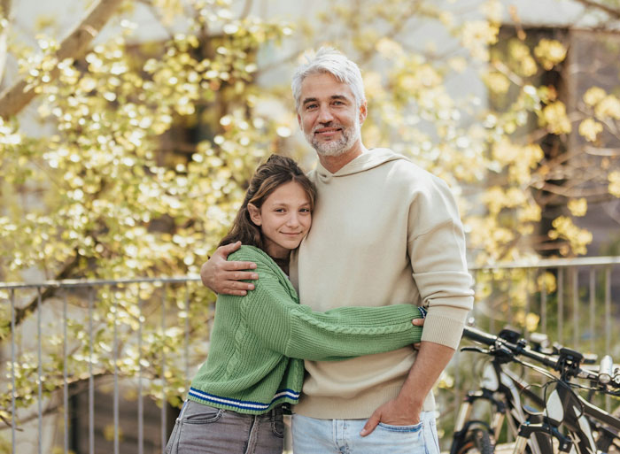 Homem se recusa a adotar a enteada depois de criá-la por 10 anos e parte seu coração Homem se recusa a adotar a enteada depois de criá-la por 10 anos e parte seu coração