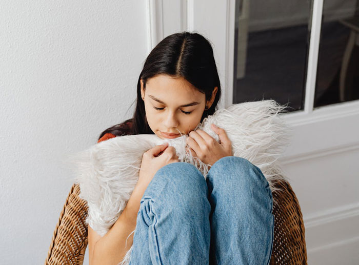 Homem se recusa a adotar a enteada depois de criá-la por 10 anos e parte seu coração Homem se recusa a adotar a enteada depois de criá-la por 10 anos e parte seu coração