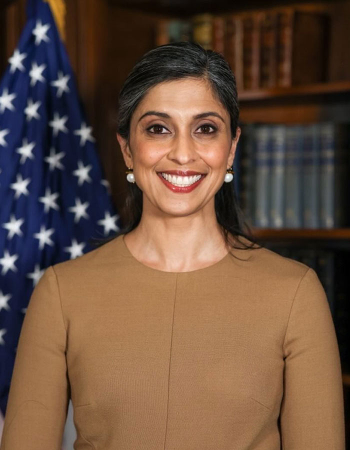 Video Of JD Vance And His Wife Getting Off Plane Goes Viral After Viewers Spot Odd Details