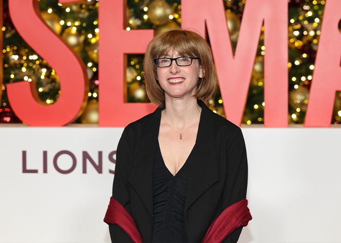 Autor de best-seller choca os fãs ao revelar a verdadeira identidade após 13 anos de vida dupla Autor de best-seller choca os fãs ao revelar a verdadeira identidade após 13 anos de vida dupla